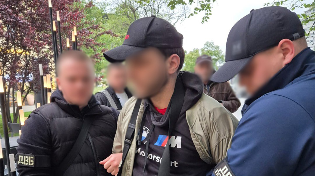 Переправлял военнообязанных в Молдову: в Киеве задержали владельца барбершопа