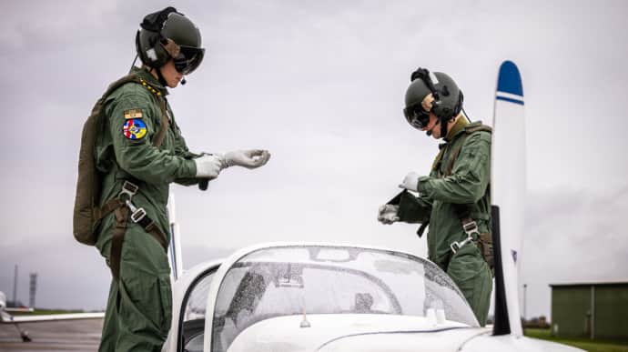 Минобороны Британии показало первых украинских пилотов, которые прошли базовое обучение