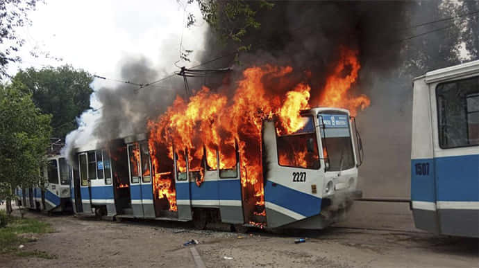 В Днепре на одной из улиц полностью сгорел трамвай