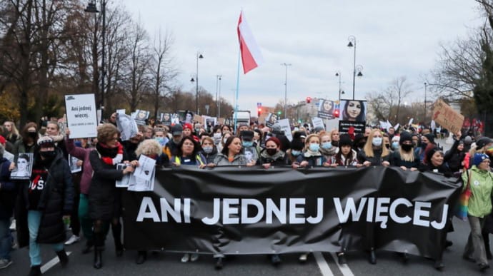 После смерти беременной женщины поляки массово протестуют против запрета абортов