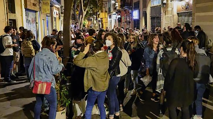 В Барселоне полиция прогнала с улиц тысячи людей, праздновавших ослабление локдауна
