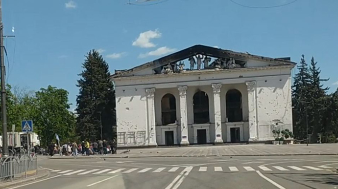 Mariupol: invaders arranged tour of the destroyed Drama Theatre – adviser to the mayor