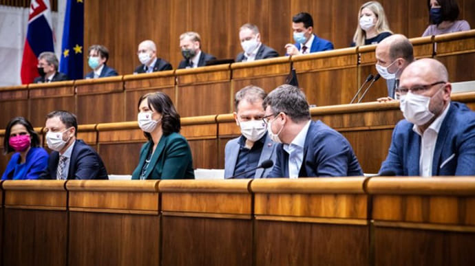 Парламент Словакии на 40 дней продлил чрезвычайное положение