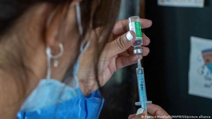 Количество прививок и бригад для вакцинации выросло на треть за сутки в Украине
