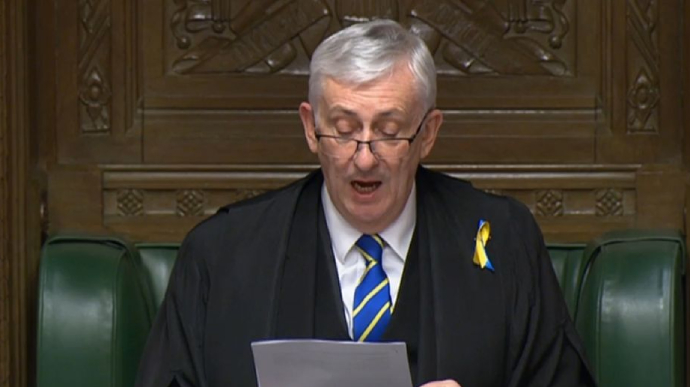 Спикер Палаты общин Соединённого Королевства Линдси Хойл с сине-желтой лентой на груди в зале парламента 8 марта
