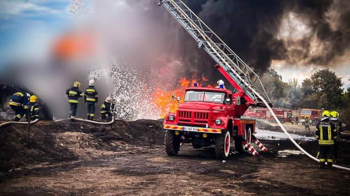 Масштабный пожар на промышленном объекте Киевской области, который произошел после удара россиян, потушили
