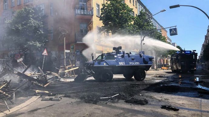 В столкновениях у сквота в Берлине пострадали более 60 полицейских