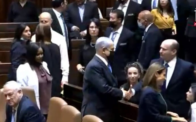 Нетаньяху обмінюється рукостисканням в Кнесеті з новообраним прем'єр-міністром Нафталі Беннеттом 