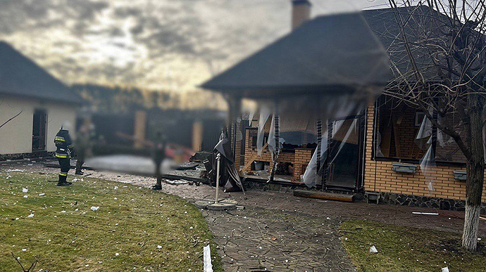 Атака российских ракет на Киевщину: поврежден 21 дом, больница и авто 