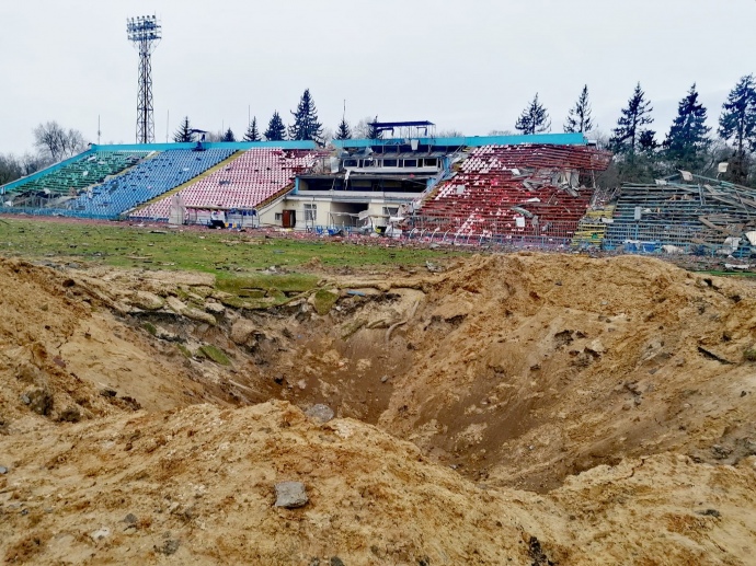 Футбольный стадион в Чернигове после бомбежек россиян
