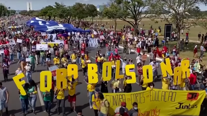 Десятки тисяч бразильців вийшли на протести — вимагають імпічменту Болсонару 