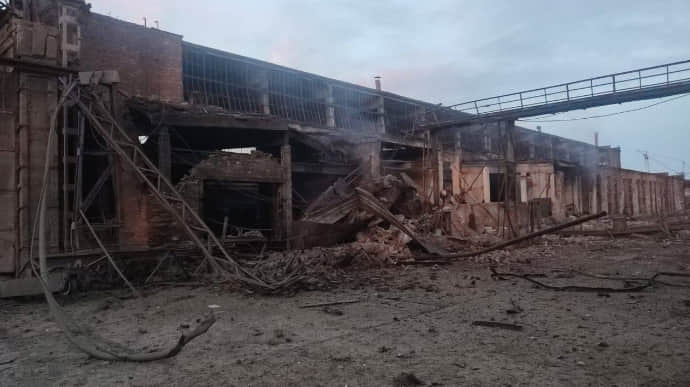 Night attack on Kryvyi Rih: Russian missiles hit 2 businesses, wounding one man