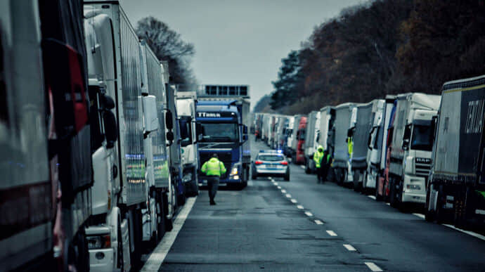 У Польщі біля українського кордону стоять понад 2000 вантажівок