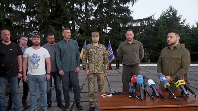 Їм час бути вдома: Зеленський і командири захисників Азовсталі приїхали до Львова