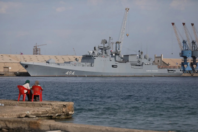 Російський військовий корабель на рейді в Порт-Судані