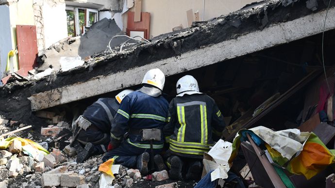 Обстрел дома в Николаеве: под завалами нашли тело женщины