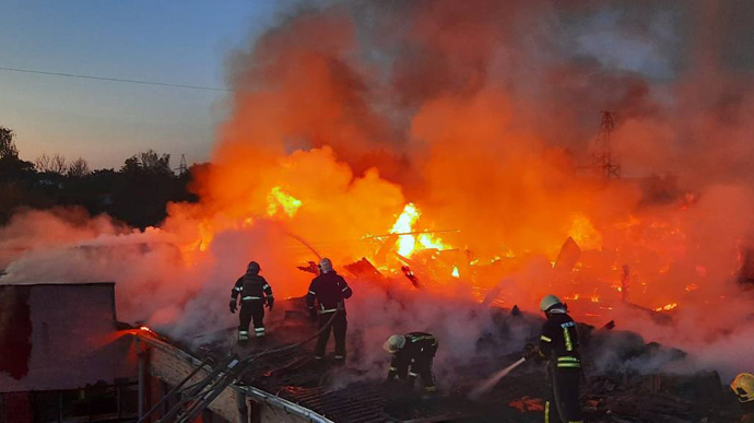 Росіяни вдарили по училищу у Харкові з С-300, виникла велика пожежа – мер 