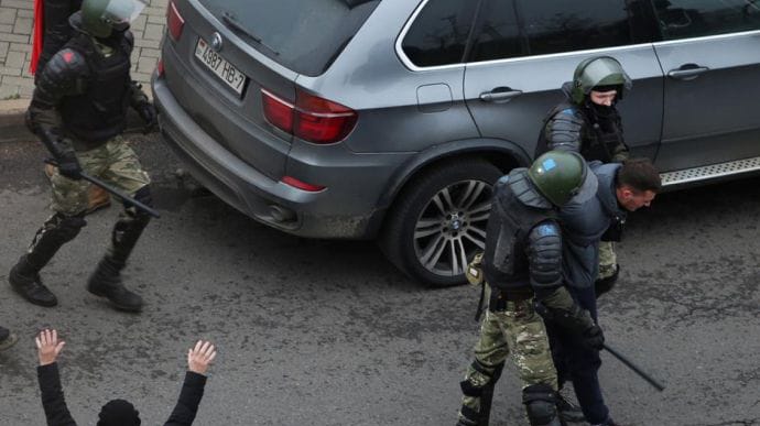 У Білорусі продовжують арештовувати журналістів