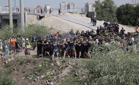 В Киеве на Осокорках противники застройки подрались с полицией, есть задержанные