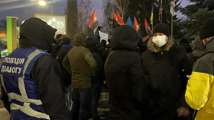 В Киеве пикетировали здания каналов Наш и Интер