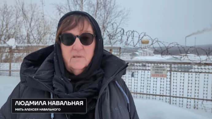 Navalny's mother asks Putin to return her son's body