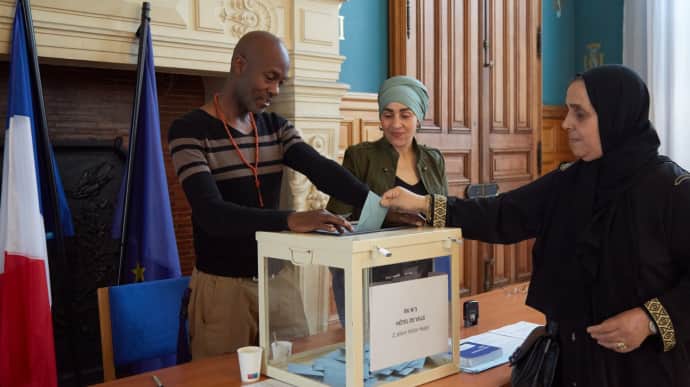 Понад 180 кандидатів знімуться з виборів у Франції, щоб зупинити ультраправих