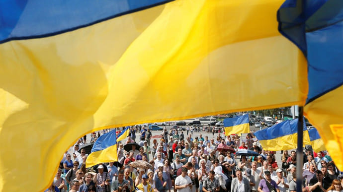 Половина українців вважають, що у країні не порушують права російськомовних 