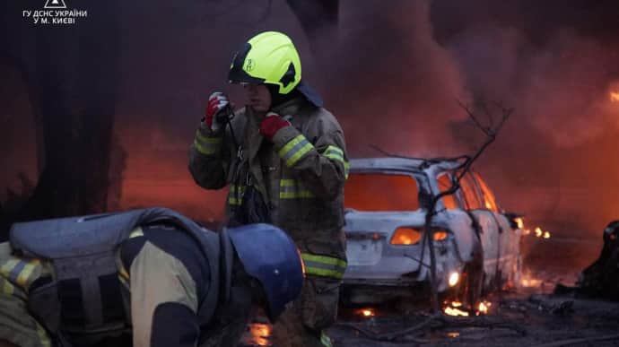 Удар росіян по Києву: є загиблий, пошкодження у трьох районах, вирували пожежі, в одній з квартир нерозірвана частина ракети