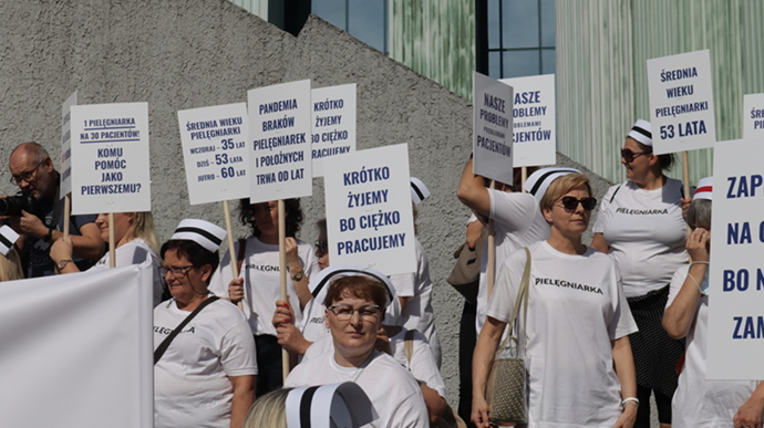 Медики влаштували багатотисячний протест у центрі Варшави