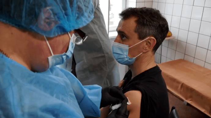 Санлікар Ляшко публічно зробив щеплення індійською вакциною 