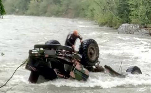 Грузовик с туристами сорвался в реку в Карпатах, трое погибших