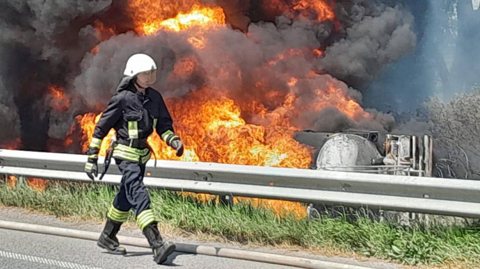 На Київщині вибухнув бензовоз: загинув водій 