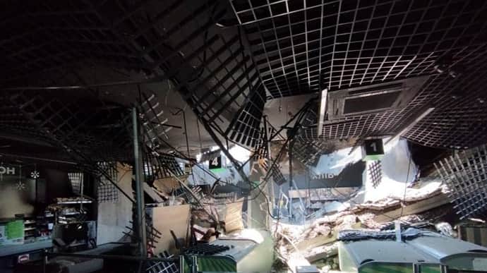 Russians hit supermarket in Donetsk Oblast, injure 4 women
