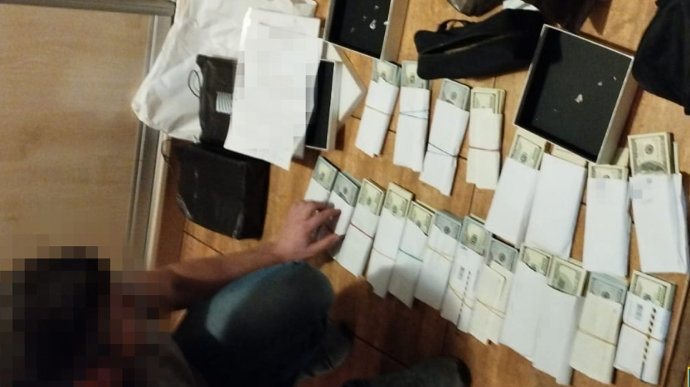 Обшуки у Запоріжжі: в міськраді СБУ виявила незареєстровану зброю і готівку