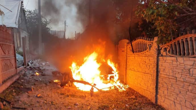 Россияне ударили по Никополю 5 беспилотниками: повреждены предприятия, горело авто 