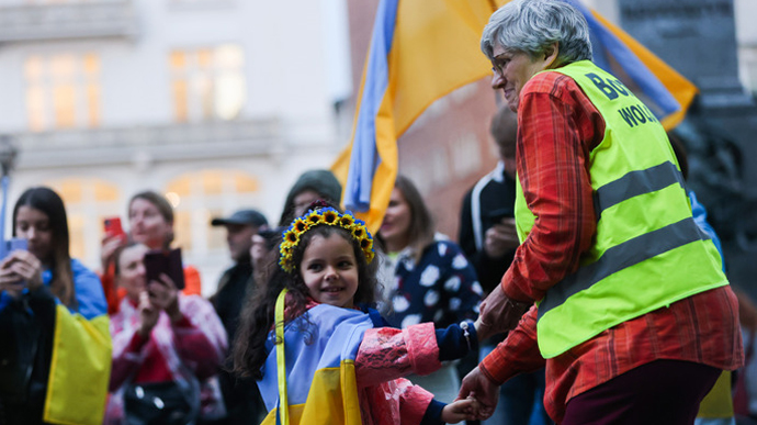 Українці бачать країну через 10 років у складі ЄС і процвітаючою