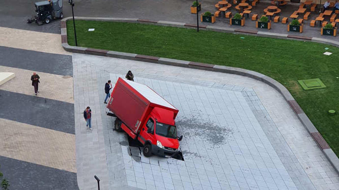 Вантажівка провалила новий фонтан у центрі Києва: не протримався і доби