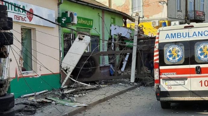 Грузовик протаранил магазин в городе Львовской области, погибли 4 человека