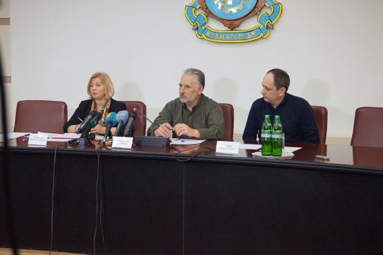 Ірина Геращенко, Павло Жебрівський, Вадим Черниш на спільній прес-конференції у Краматорську 12 січня 2017 року