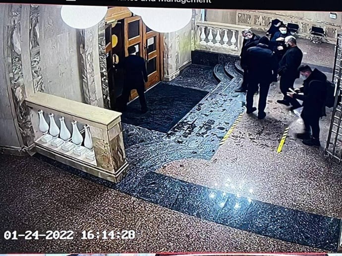 Запись видеокамер в бюро, на которых видно, что Порошенко движется к выходу в 16:14