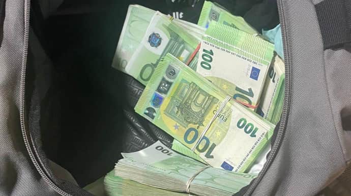 Чоловік та жінка вивозили сумками з України 80 тисяч євро 