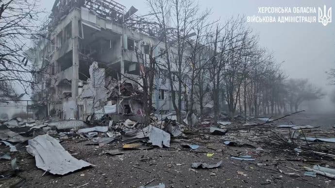 Russia destroys administrative building in Kherson with drone – video