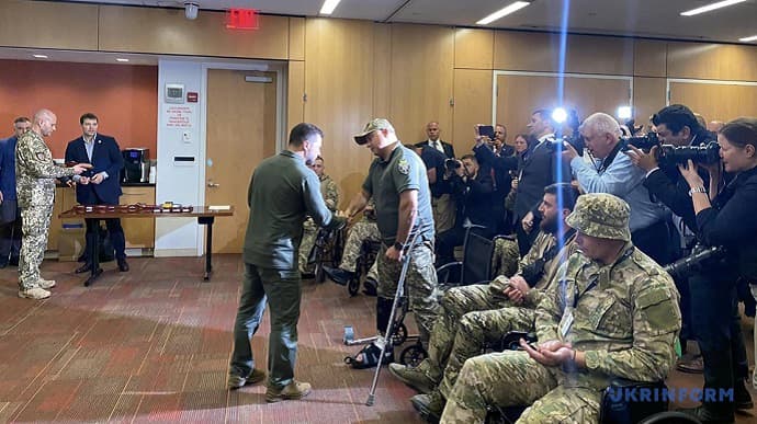 Зеленский посетил тяжелораненых украинских военных в больнице Нью-Йорка