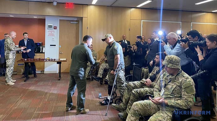 Zelenskyy visits seriously wounded Ukrainian soldiers in New York hospital