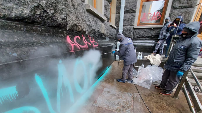 Фасад Офиса президента начали отмывать от граффити