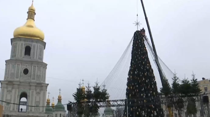 На главной елке в Киеве установили звезду вместо шляпы