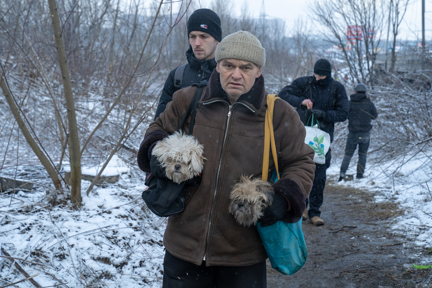 Чоловік з двома собаками евакуюється з міста Ірпінь