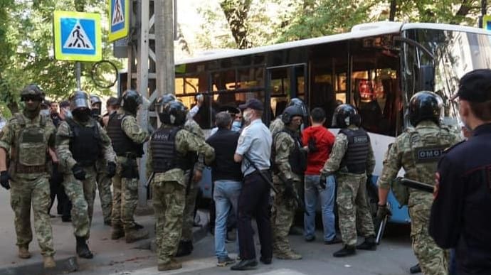 В Симферополе прошла акция против незаконных действий оккупантов, десятки задержанных