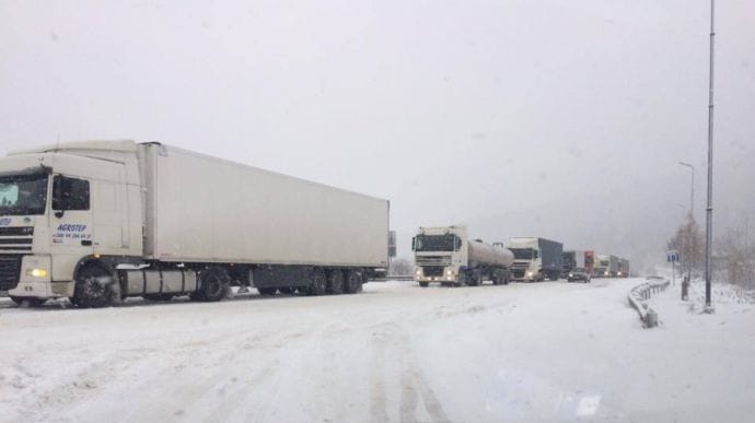 Из-за ухудшения погоды Киев закрывают для грузовиков