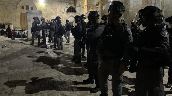 Во время столкновений на Храмовой горе в Иерусалиме пострадали более полутора сотен человек